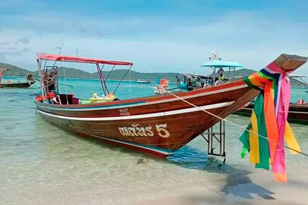 Длиннохвостая лодка на острове Самуи
